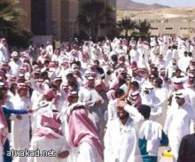 امير عسير ملقتيا بطلاب جامع الملك خالد سانقل هاتفيا للملك مطالبكم باقالة مدير الجامعة