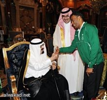 سبحان الله شجرة تفاح تثمر 5 انواع