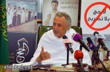 كبير السدنة يتسلم كسوة الكعبة استعدادا لتغييرها يوم عرفة