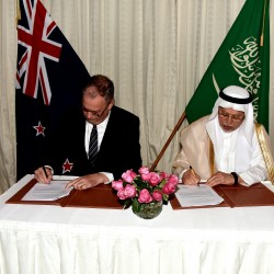 ملك السعودية في زيارة مصر معاهدات واستثمار ولقاءات من الرموز الدينية