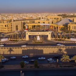 المؤرخ والكاتب محمد ناصر الاسمري متحدثا عن السعودية دولة واجهة ومواجهة في نادي الاحساء الادبي