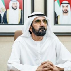 عالم صيني يترجم كتابا مصورا بشأن مكافحة فيروس كورونا الجديد للأطفال العرب