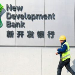 السعودية تمدد تعليق فتح حدودها أسبوعا آخر