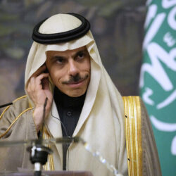 الفريق السعودي للتواصل مع الأطراف اليمنية يعقد لقاءً مع رئيس مجلس القيادة الرئاسي بالجمهورية اليمنية