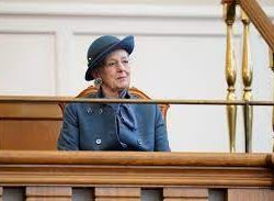 أمير المدينة المنورة يلتقي الاهالي مباشرا عمله بحضور سلفه