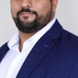 فيصل بن سليمان الهديان  يتألق في بريطانيا ويحقق المركز الأول في جائزة Senior Colgate Prize