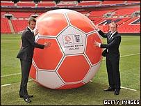 منع الصحفية  السودانية لابسة البنطال  من السفر