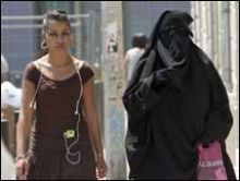 قناة الجزيرة لعبت دوراً ‮ ‬لإحباط المصالحة المصرية السورية ، أذاعت مكالمة بين‮ »‬بشار‮« ‬و»نجاد‮« ‬أدت لإلغاء زيارة‮ »‬مبارك‮« ‬للرياض