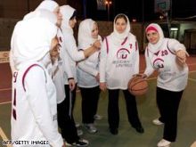 موضة الاحتفال بعيد الحب في ايطاليا.. تكبير الثديين