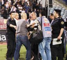 التحقيق مع كاهن يغسل أرجل النساء