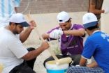 شباب من  الأحساء يقومون بحملة لإزالة الكتابة على الجدران والأماكن العامة بالرميلة