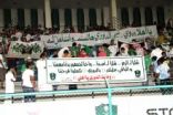 جمهور الأهلي يحتشد لاستقبال الفريق بلافتات كبيرة
