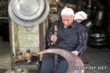 شيخ كار النحاسيات في سوريا  يفتح محله للشباب لتعليم المهنة بالمجان