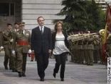 وزيرة الدفاع  الاسبانية "الحامل" وجنينها يتفقدان القوات المسلحة