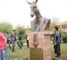 حزب الحمير في كردستان يدشن تمثالا لرمزه