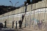 الفلسطينيون يبتكرون طرق للوصول للأقصى خلال رمضان بتسلق الجدار الفاصل والدخول عن طريق التهريب