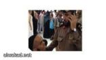 ضابط امن سعودي يحقق لقزم تركي تقبيل الحجر الاسود