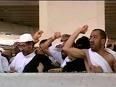 حاج يحمل حجرين يزنان 11 كيلو لرجم الشيطان