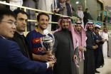 تتويج قائد برشلونة بكأس “سلمان عام من الحزم والأمل”