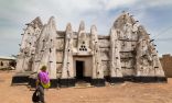 “الإهمال والأمطار واجتياح النمل الأبيض” تهدم أجزاءً من مسجد تاريخي في غانا