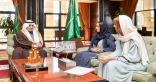 امير تبوك يستقبل ثلاث شقيقات عملن بمهنتي البناء والتشييد